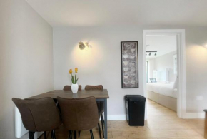 Three bedroom flat in Gloucester road north with parking
